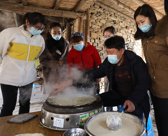 青年黨員在學(xué)烙煎餅，體驗(yàn)當(dāng)年紅嫂擁軍支前（杜昱保 攝）