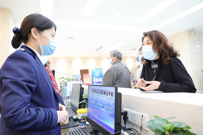 濟(jì)南社保經(jīng)辦大廳開設(shè)惠企政策咨詢窗口，提供“一站式”咨詢服務(wù)。金麗娜攝