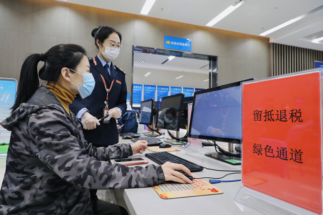 國家稅務(wù)總局青島經(jīng)濟(jì)技術(shù)開發(fā)區(qū)稅務(wù)局在辦稅服務(wù)廳設(shè)置了“留抵退稅綠色通道”。鮑碩攝