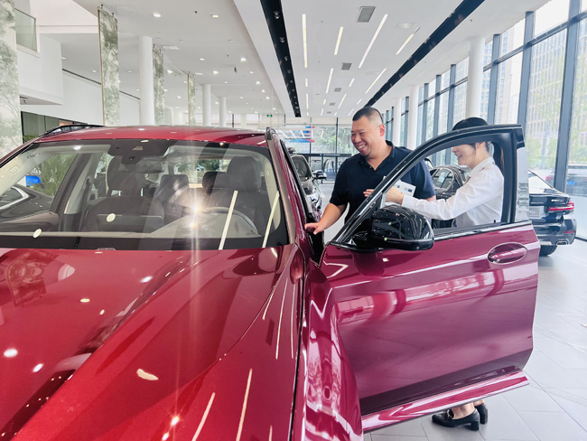 搶到了5000元消費(fèi)券，到4S店給自己和家人選一輛喜歡的車。圖為一位市民在看車。璐璐攝