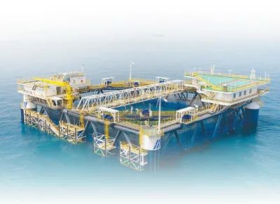 位于長島南隍城國家級海洋牧場示范區(qū)的經(jīng)海005號大型深遠海智能網(wǎng)箱平臺。李鵬 攝