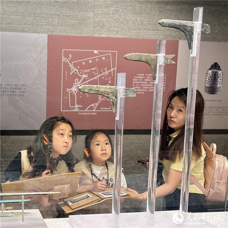 孔子博物館中，研學(xué)師生專(zhuān)心致志。人民網(wǎng) 喬姝攝