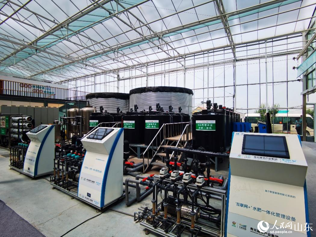 “互聯(lián)網(wǎng)+”水肥一體化管理設(shè)備。人民網(wǎng)記者 栗翹楚攝