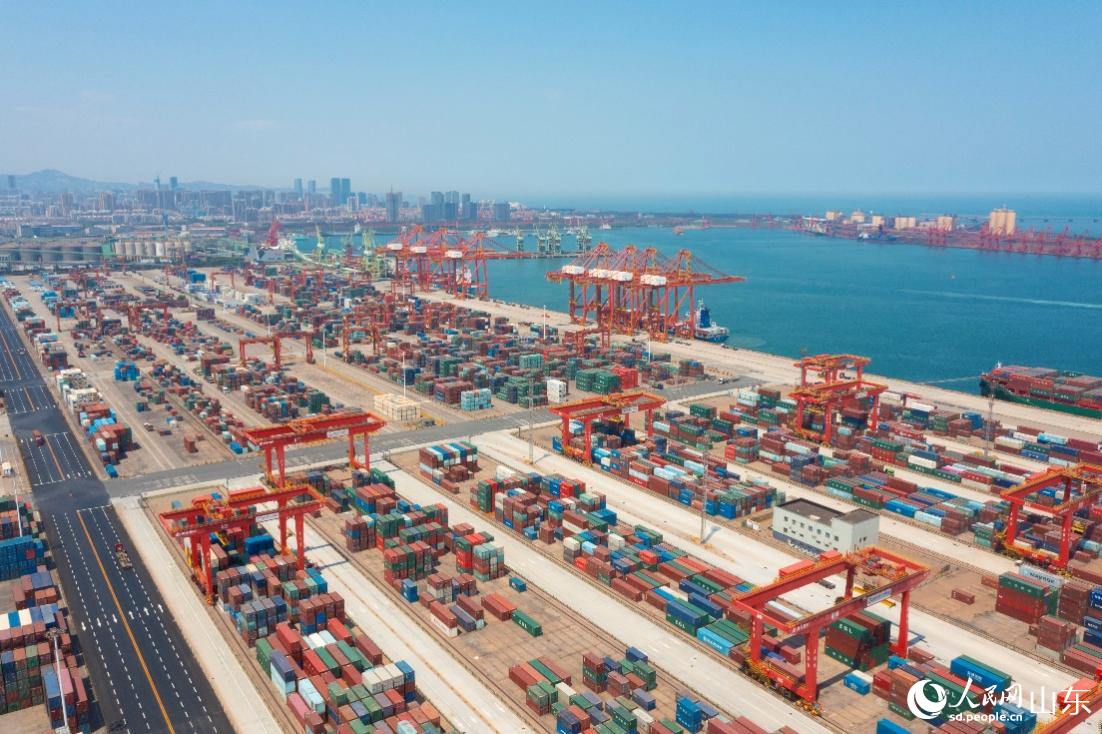 日照港全自動(dòng)化集裝箱碼頭。人民網(wǎng)記者 王天樂攝