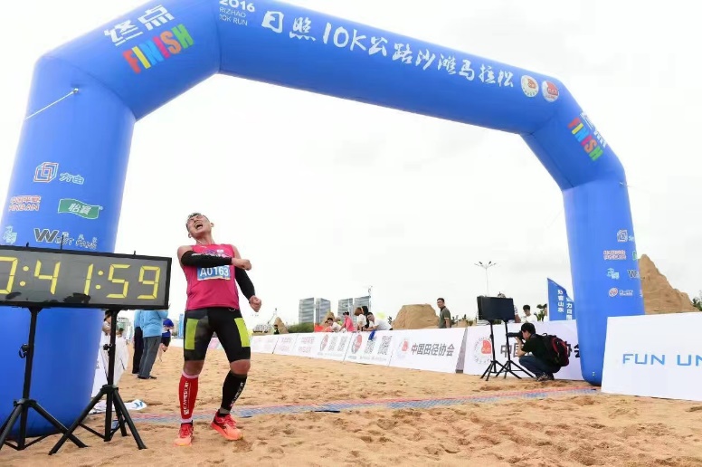 2016年的日照10k公路沙灘馬拉松現(xiàn)場。孟祥鵬供圖
