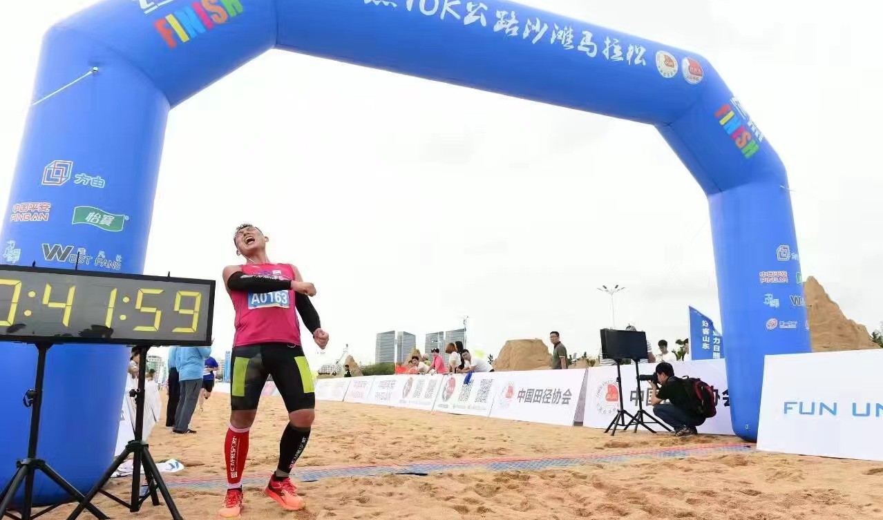 2016年的日照10k公路沙灘馬拉松現(xiàn)場(chǎng)。孟祥鵬供圖