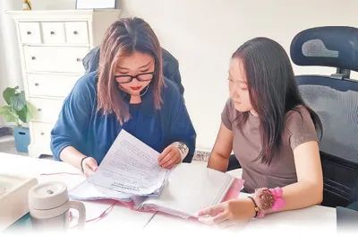 張文宇（左）和同事分析客戶特點(diǎn)。梁之磊攝