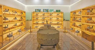 圖為趙氏石磨博物館展廳展示的傳統(tǒng)石磨和石磨文創(chuàng)產(chǎn)品。受訪者供圖