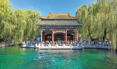 濟南被譽為“泉城”。圖為“天下第一泉”趵突泉。徐 舟攝（新華社發(fā)）