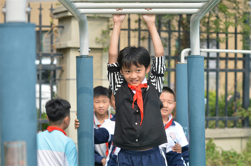2024年10月10日，在山東青島普新小學(xué)的課間活動上，學(xué)生們在做平行天梯運動。