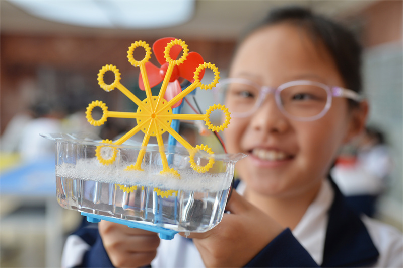 2024年10月10日，在山東青島普新小學(xué)的手工課堂上，一名學(xué)生展示制作好的泡泡機。