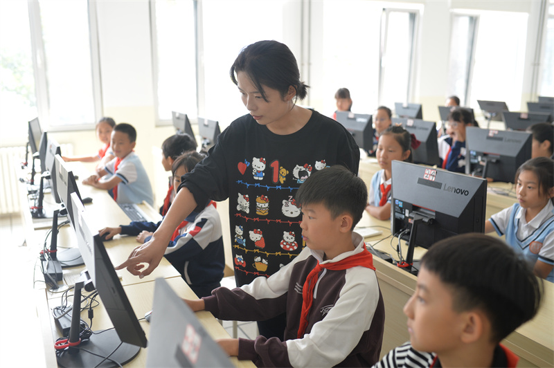 2024年10月10日，在山東青島普新小學(xué)的科技課堂上，老師指導(dǎo)學(xué)生學(xué)習(xí)信息科技。