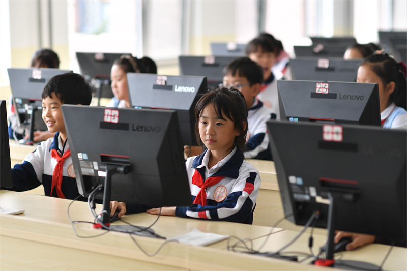 2024年10月10日，在山東青島普新小學(xué)的科技課堂上，學(xué)生們在學(xué)習(xí)信息科技。