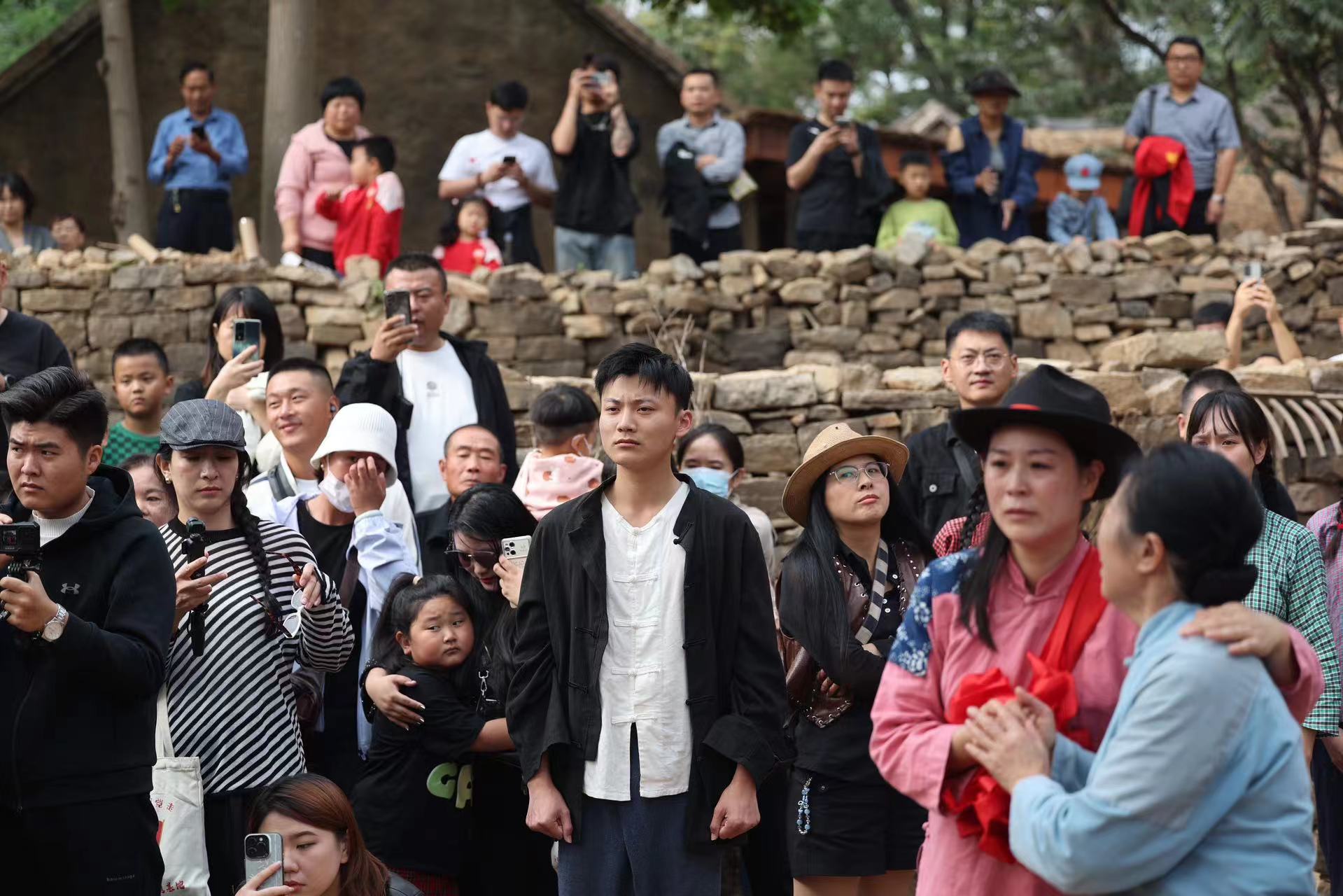 游客觀看情景劇《永遠(yuǎn)的新娘》。