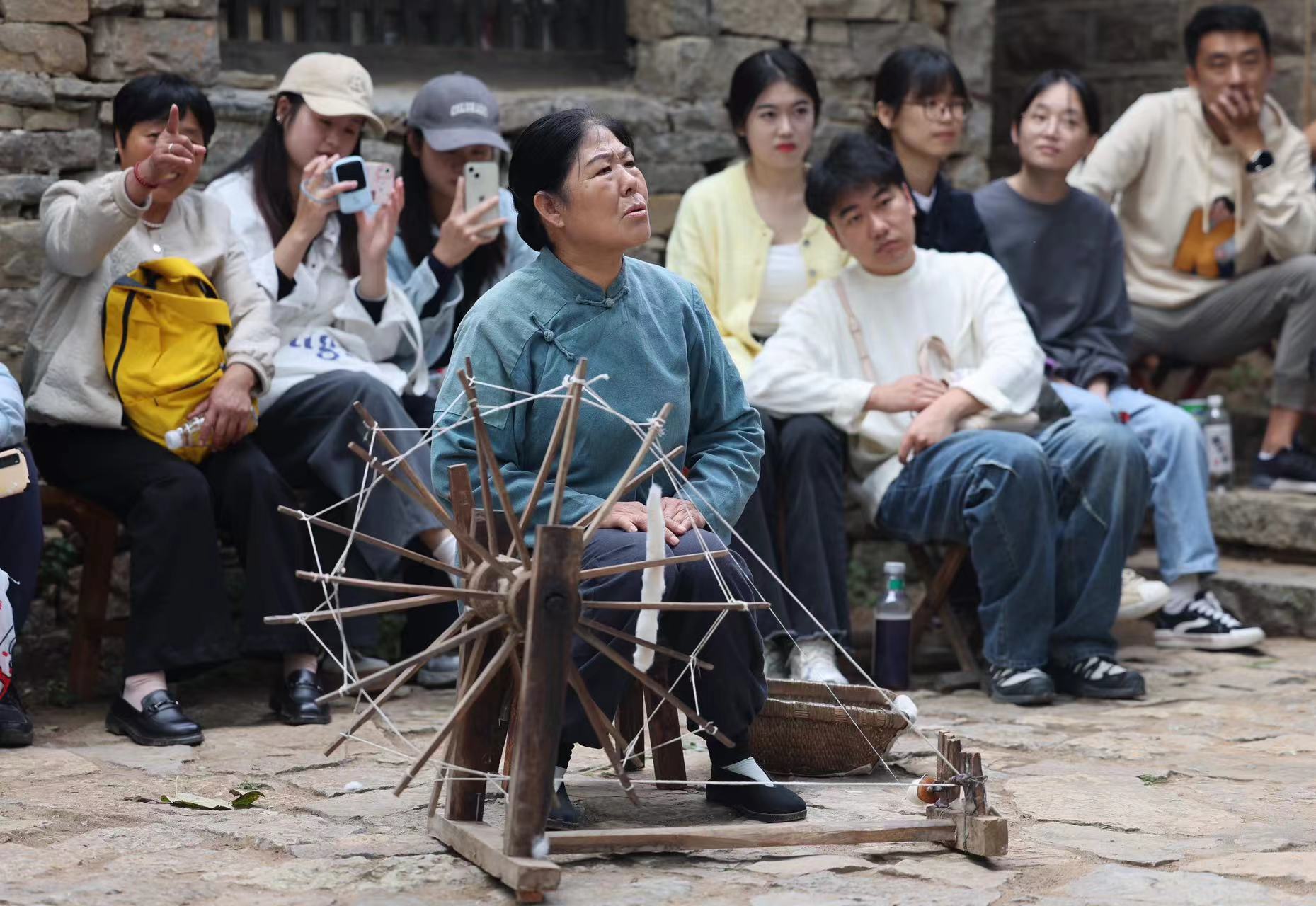 演員在情景劇《婦救會(huì)》中表演。