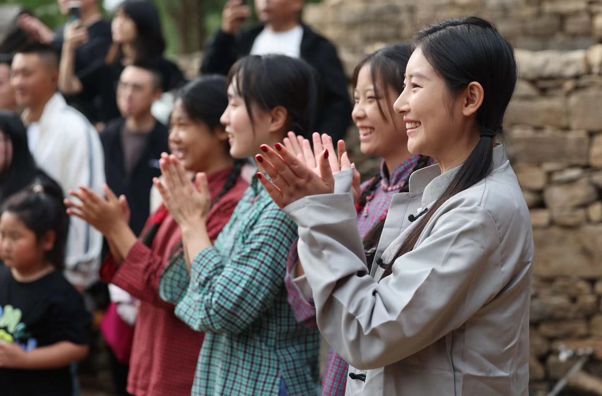 游客在情景劇《永遠(yuǎn)的新娘》中參與表演互動(dòng)。