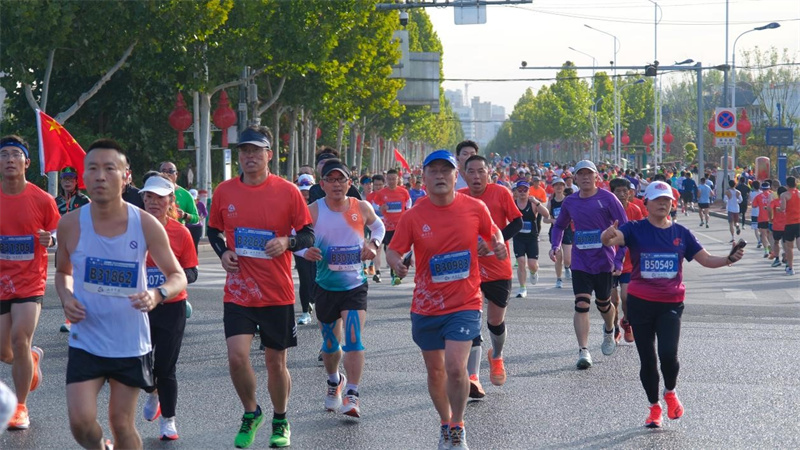 10月20日，來自全國各地的跑友歡樂地在2024棗莊馬拉松賽道上奔跑。 沈壯 攝