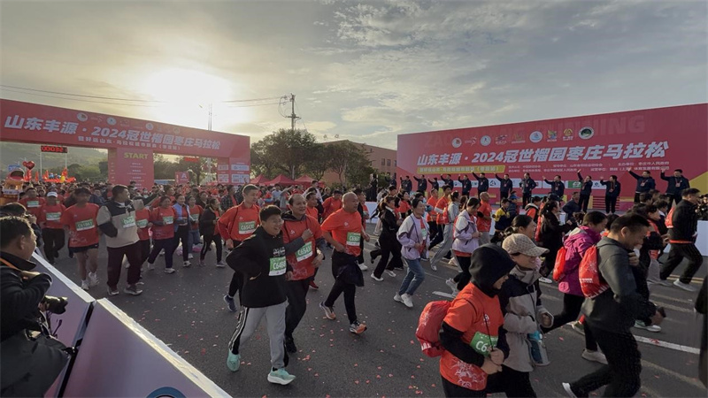 10月20日 萬名跑友在鳴槍后開跑。 林佩瑤 攝