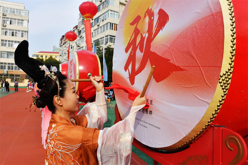 2024年10月25日，在山東青島實(shí)驗(yàn)小學(xué)、長(zhǎng)陽(yáng)路小學(xué)與無(wú)棣四路小學(xué)組織開(kāi)展的秋季運(yùn)動(dòng)會(huì)開(kāi)幕式上，表演者敲動(dòng)以“秋”為主題的鼓韻為學(xué)生加油。王海濱攝