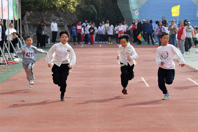 運(yùn)動(dòng)會(huì)上，孩子們在進(jìn)行百米賽跑。王海濱攝