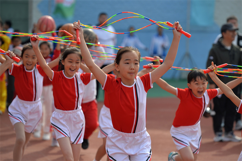 運(yùn)動(dòng)會(huì)上，孩子們?cè)诒硌堇K操。王海濱攝