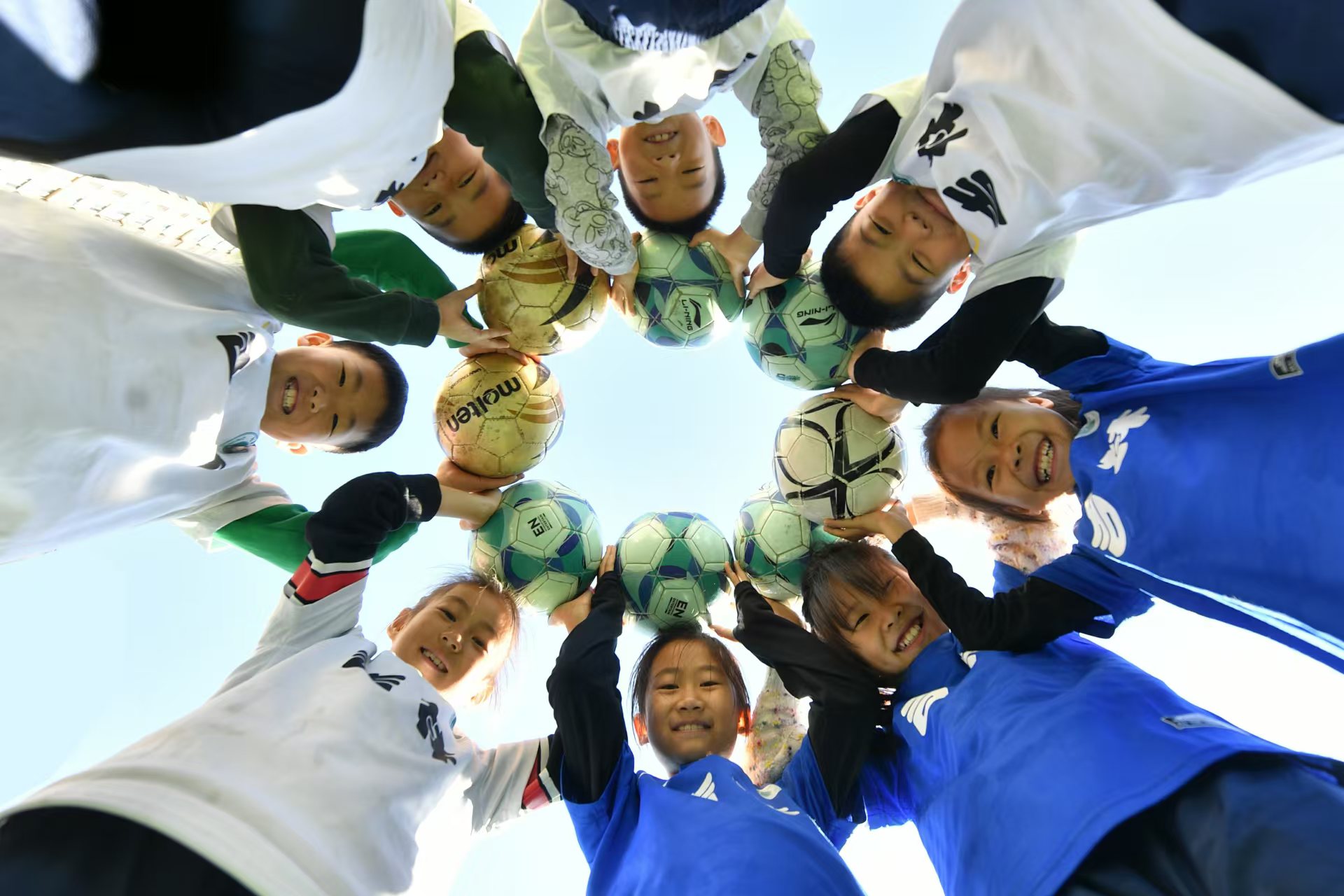 孩子們?cè)趯?duì)抗賽前快樂(lè)玩耍。