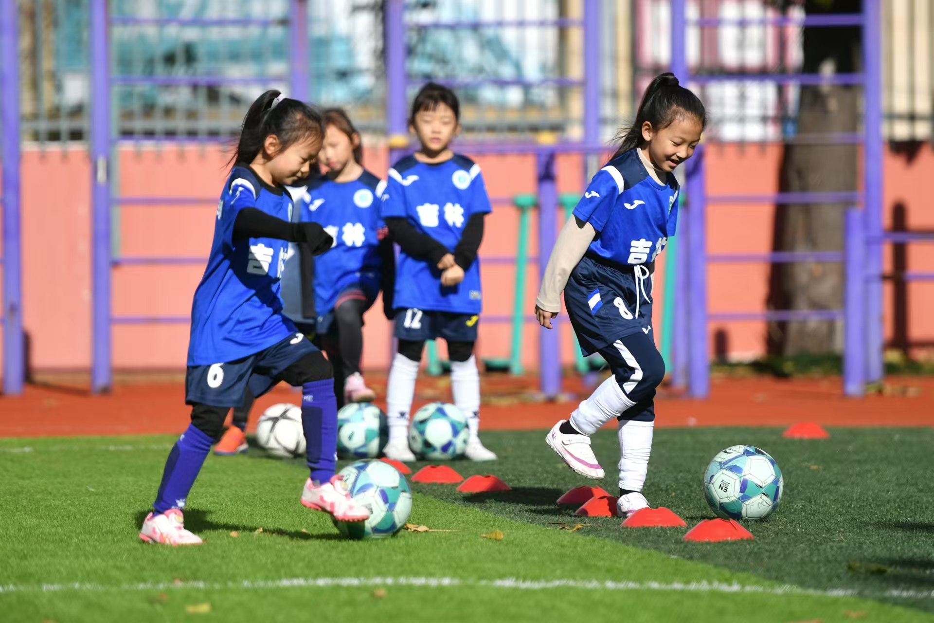 校足女隊(duì)的孩子們?cè)谶M(jìn)行帶球訓(xùn)練。