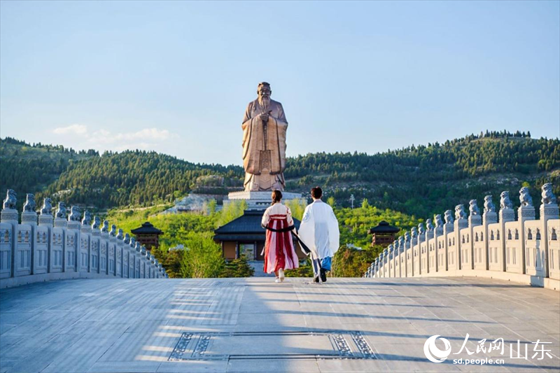 游客漫步尼山圣境，領(lǐng)略古脈綿長。人民網(wǎng) 喬姝攝