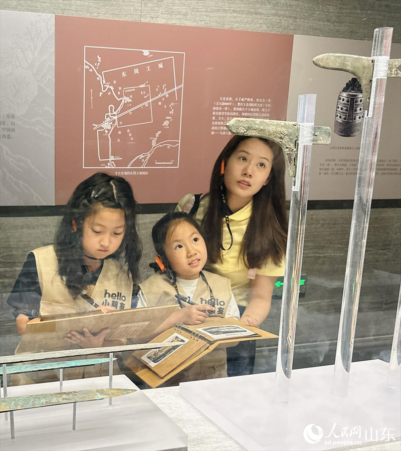 孔子博物館中，研學(xué)師生專心致志。人民網(wǎng) 喬姝攝