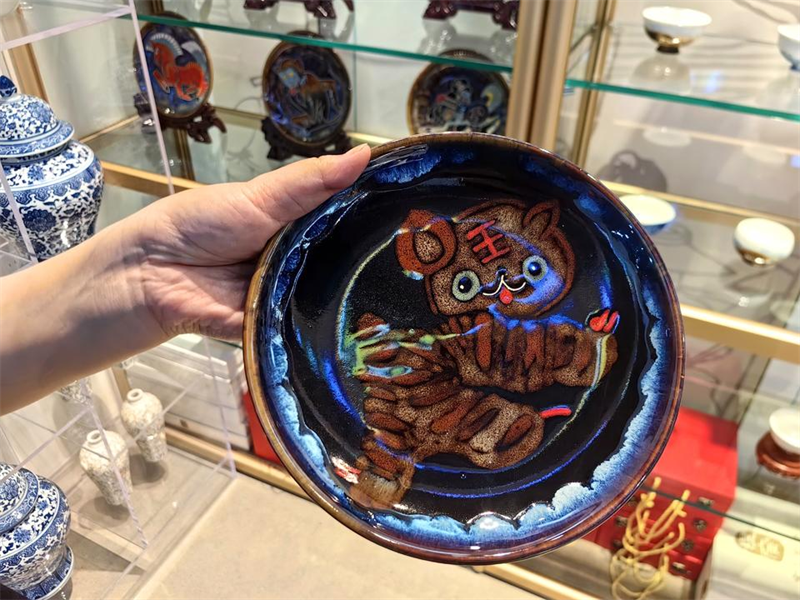 留有“美林”款的畫盤，確實從藝術(shù)大師韓美林而來