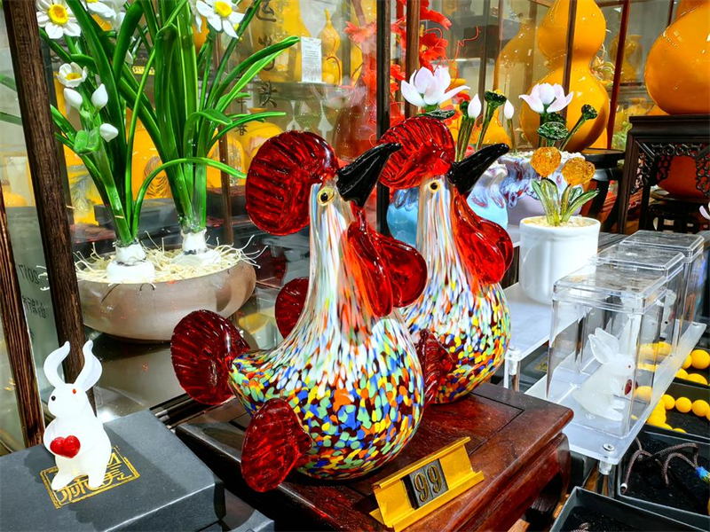 博山琉璃、淄博陶瓷品種多樣，異彩紛呈，是山東手造中的一朵奇葩