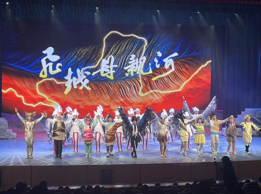 學(xué)生與演員合唱主題歌《夢(mèng)在前方》。