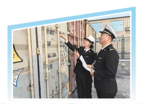 聊城海關(guān)關(guān)員在魯西國際陸港海關(guān)監(jiān)管作業(yè)區(qū)查驗出口轉(zhuǎn)關(guān)貨物。白述斌攝