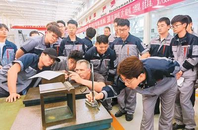 濟南職業(yè)學(xué)院今年先后邀請德國手工業(yè)行會專家10余人開展“雙元制”教學(xué)指導(dǎo)、德國職業(yè)技能中期與末期考試輔導(dǎo)和執(zhí)行。圖為專家為學(xué)生做指導(dǎo)。