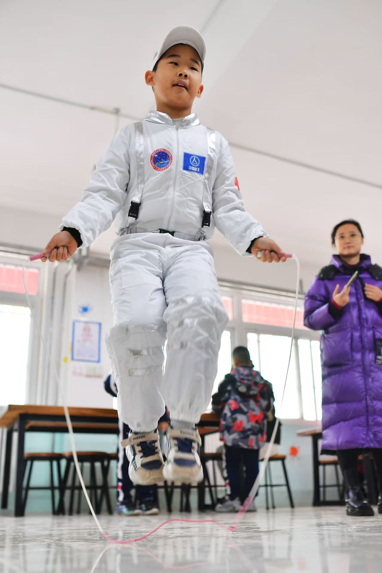 一名小朋友通過跳繩完成測(cè)評(píng)。