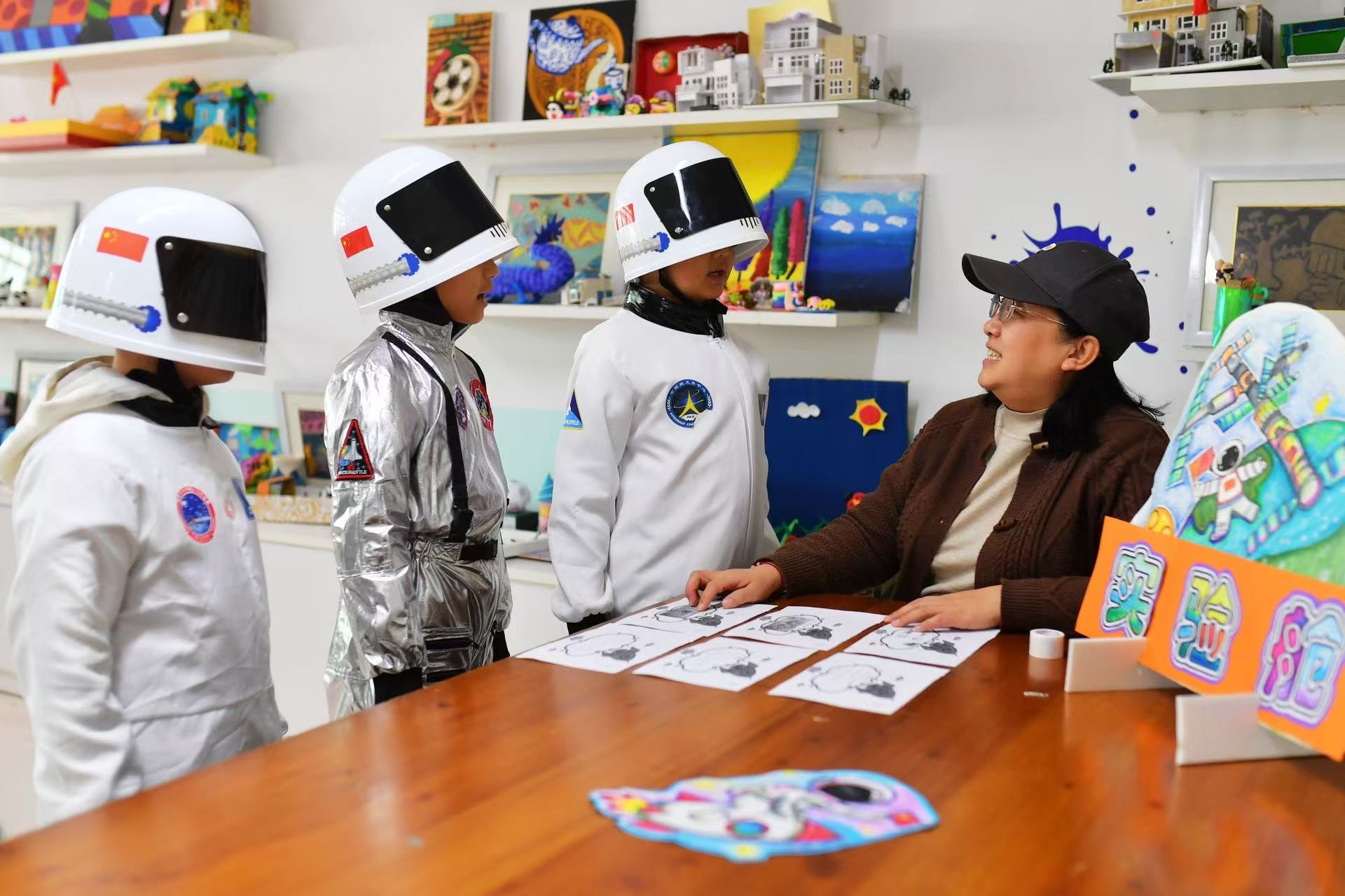 三名穿戴宇航服的小朋友完成測(cè)評(píng)。