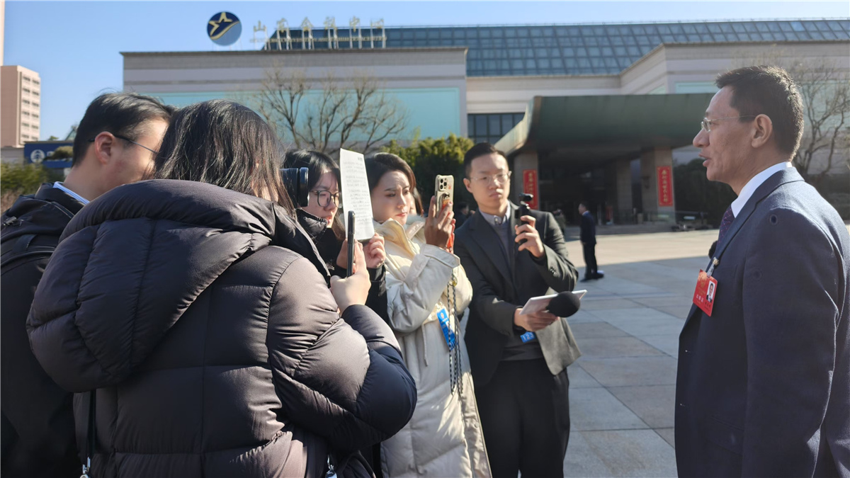 1月20日上午，山東省第十四屆人民代表大會(huì)第三次會(huì)議開幕。圖為代表委員接受記者采訪。人民網(wǎng)記者宋翠攝