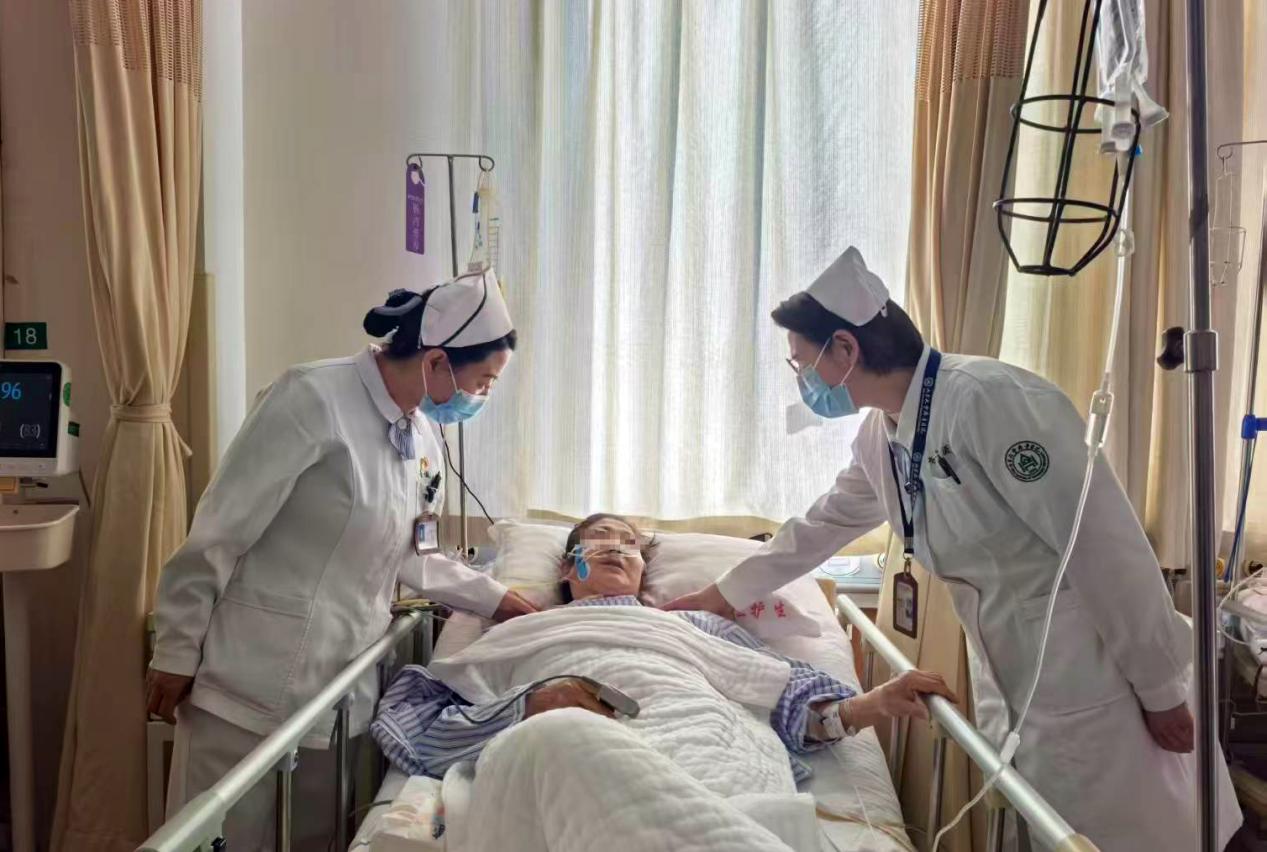 曹英娟（右）工作中，在查房。受訪者供圖