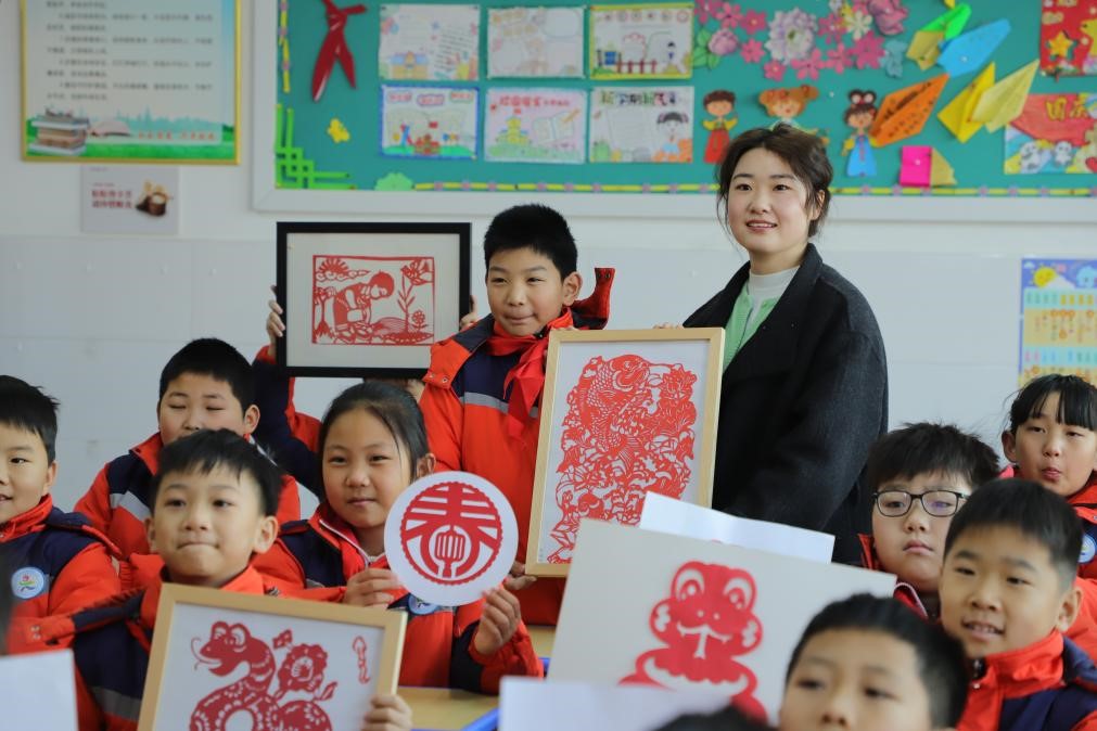 同學(xué)們分享展示自己精心制作的剪紙作品。陳平平攝