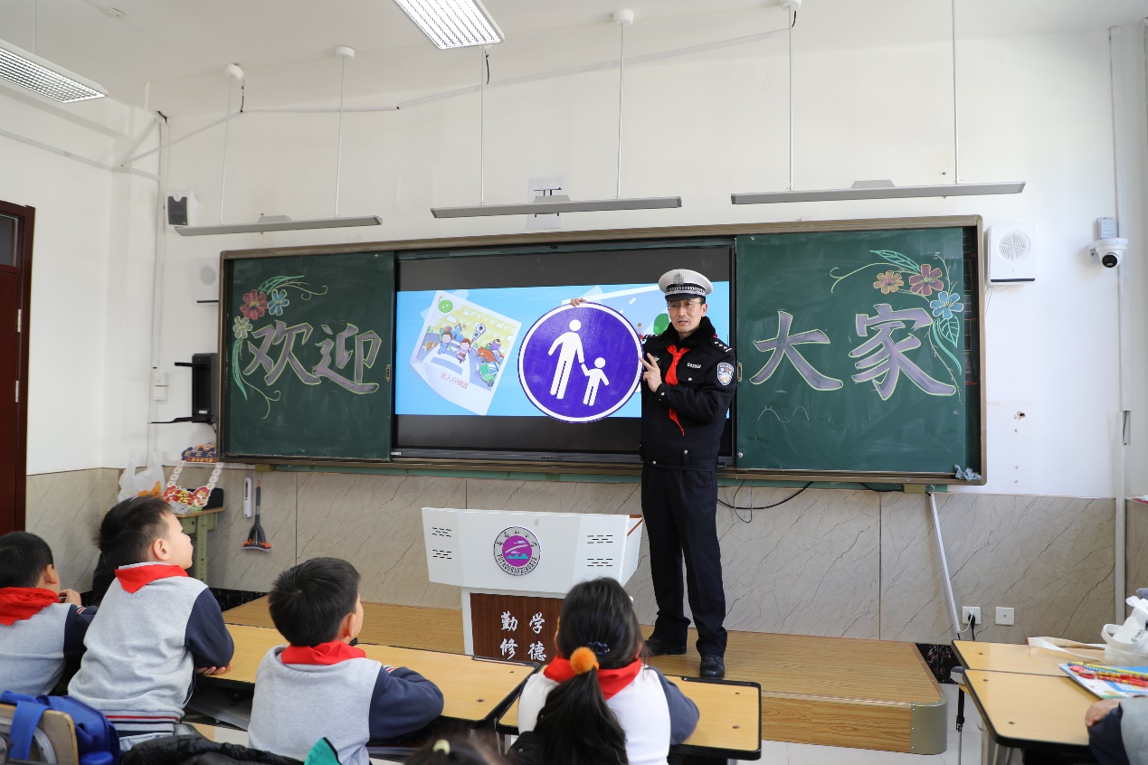 民警教孩子們認(rèn)識(shí)常見(jiàn)的交通標(biāo)識(shí)。燕兆平攝