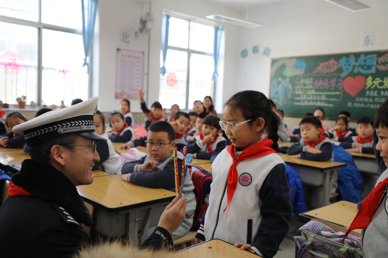 民警在課堂上與同學(xué)們互動(dòng)。燕兆平攝