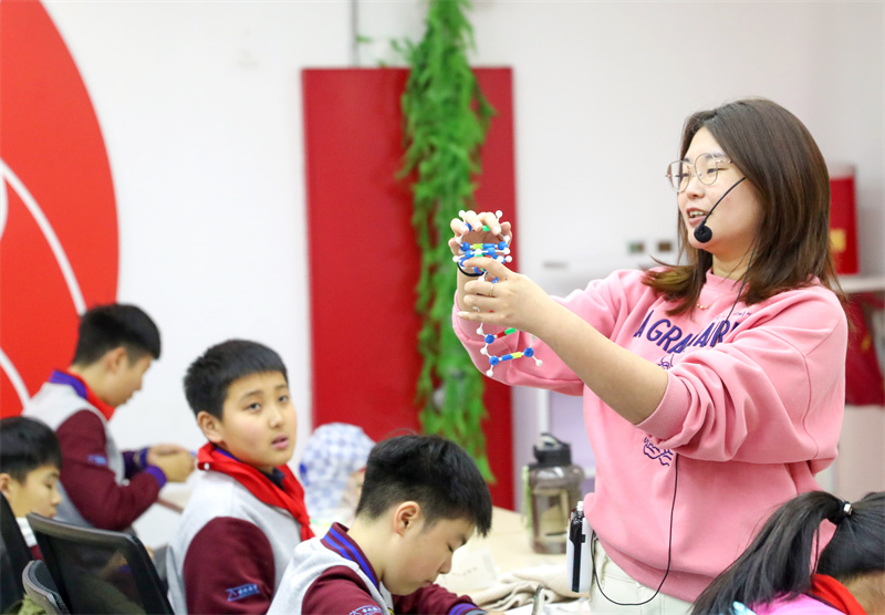 青島大學(xué)路小學(xué)六年級(jí)四班的同學(xué)在進(jìn)行人體皮膚感應(yīng)互動(dòng)體驗(yàn)。（張進(jìn)剛攝）