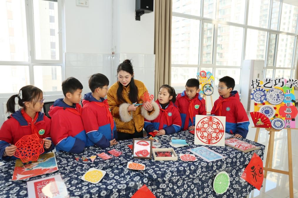 開(kāi)學(xué)第一課，同學(xué)們?cè)趯W(xué)習(xí)非遺剪紙藝術(shù)。宋年升 攝