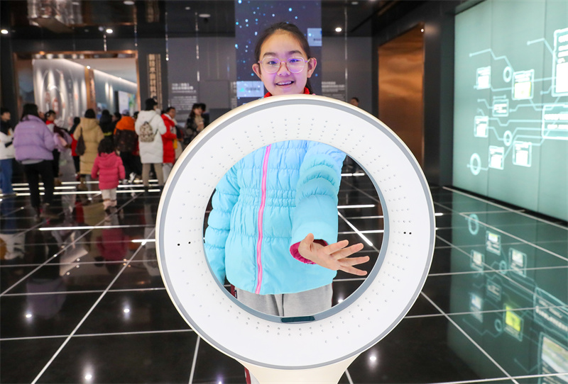 青島大學(xué)路小學(xué)六年級(jí)四班的同學(xué)在進(jìn)行人體皮膚感應(yīng)互動(dòng)體驗(yàn)。張進(jìn)剛攝