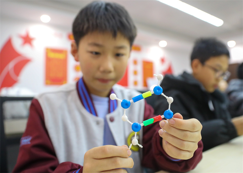 六年級(jí)四班的黃皓軒在拼接DNA模型。張進(jìn)剛攝
