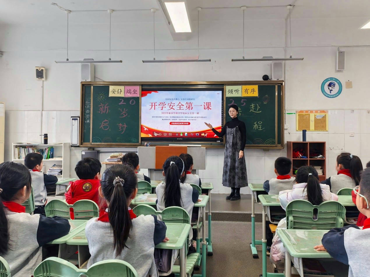 濟(jì)南高新區(qū)奧體中路學(xué)校開(kāi)學(xué)安全教育第一課。王靜攝