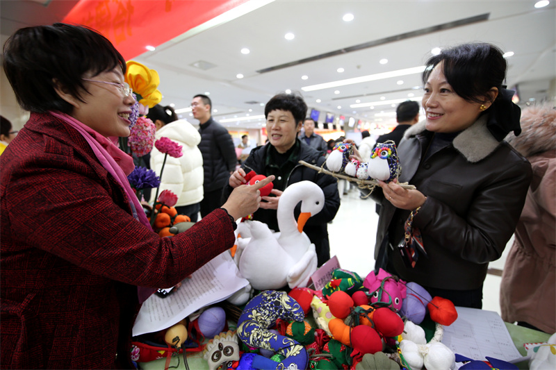 在臨沂市人力資源市場(chǎng)，企業(yè)工作人員正向求職者介紹企業(yè)情況。