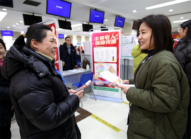 在臨沂市人力資源市場(chǎng)，企業(yè)工作人員正向求職者介紹企業(yè)情況。