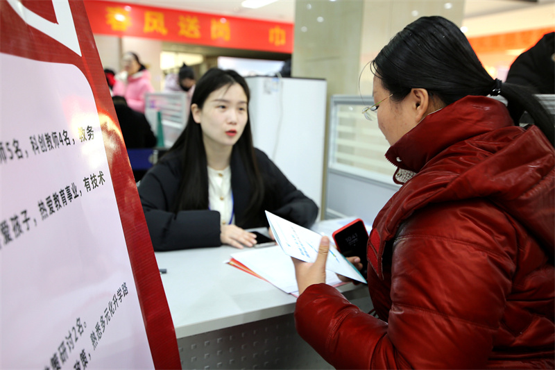 在臨沂市人力資源市場(chǎng)，企業(yè)工作人員正向求職者介紹企業(yè)情況。 