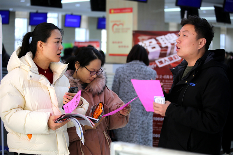 在臨沂市人力資源市場(chǎng)，企業(yè)工作人員正向求職者介紹企業(yè)情況。